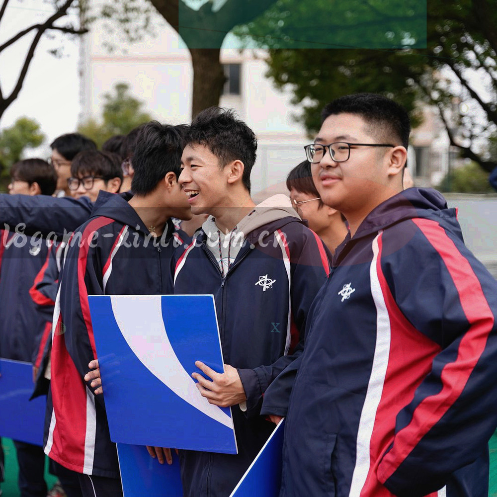 两张矩形卡片的抽象图形，一张红色一张琥珀黄，斜向叠放在米白纸面上